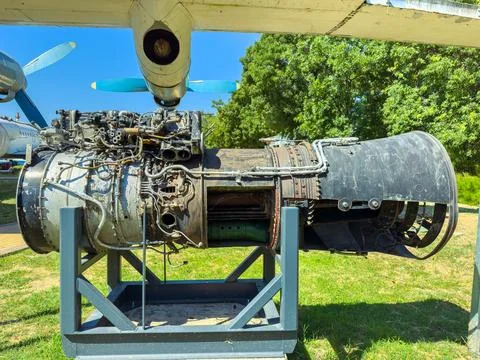 A jet engine is shown outside at an aviation museum. The engine is mounted on Foto stock