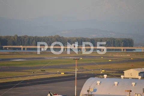 Jet Landing at Portland Airport Stock Photos
