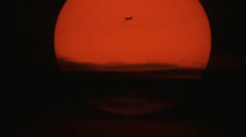Jet passes in front of the sun 動画素材 24485958