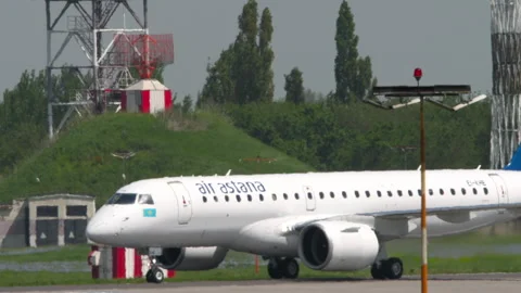 Jet plane Embraer E190 of Air Astana taxiing Vidéo 293856696