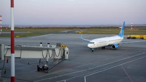 Jet plane pulls up to the gate. Boeing 737 on the aircraft platform 库存影片 115434275