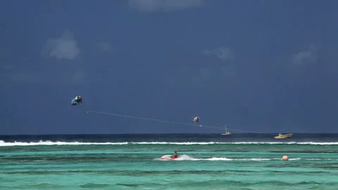 Jet Ski and Parasailing 動画素材 324925501