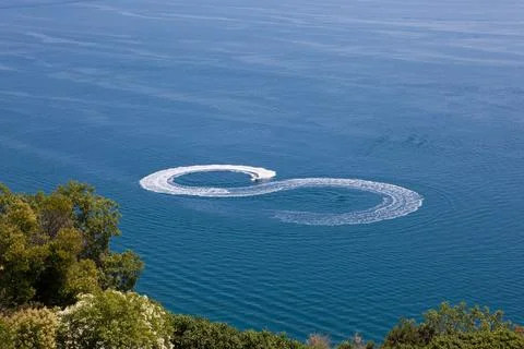 Jet Ski Creating Circles on Calm Blue Water Foto stock