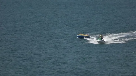 Jet ski pulling inflatable ring. Stockbeeldmateriaal 75081107