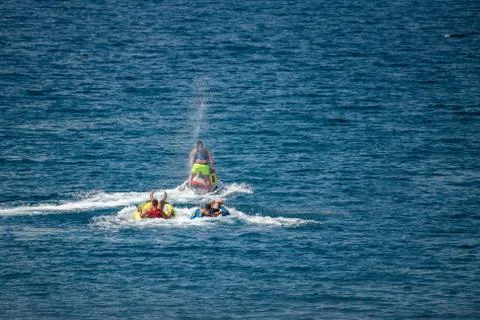 Jet ski pulling two tubes in water Foto stock
