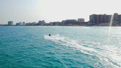 Jet ski ride along the coasts of the beaches of the Cancun Hotel Zone. 库存影片 270028949