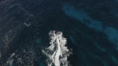 Jet Ski Riding Waves Vidéo 100694265