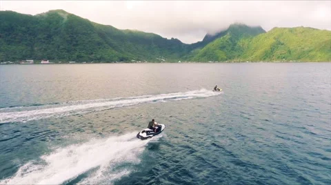 Jet-Skiing in the Pacific Stockbeeldmateriaal 63151991