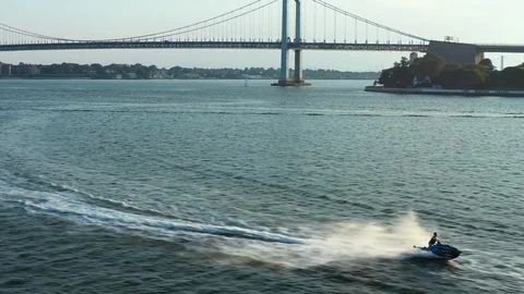 Jet skiing in Queens NY by the Throgs Neck Bridge 스톡 동영상 113963111