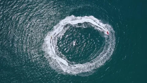 Jet Skis Racing in Circular Motion on Open Sea Aerial Drone View Vídeo Stock 335371837