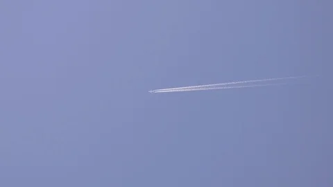 Jet stream of airplane going in blue sky. Stock-Footage 105434708