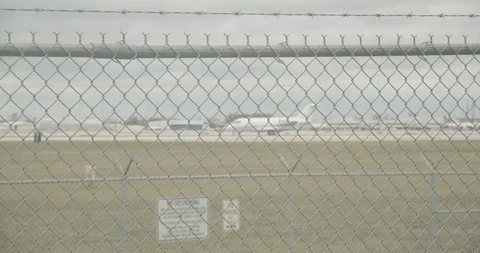 Jet through fence 库存影片 122087543