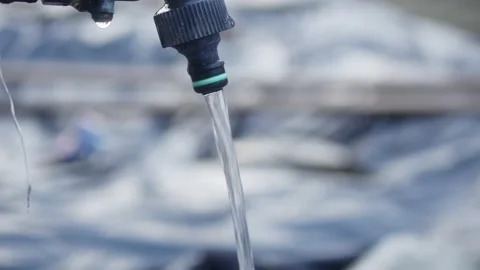Jet of water flowing down from a plastic faucet Vídeos de archivo 171051270