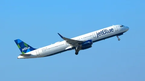 JetBlue Airbus A321 Taking Off from Ft. Lauderdale Stock Footage 109364002