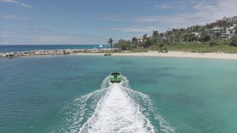 Jetcar pulling up to the beach Video stock 335433506
