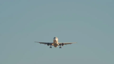 Jetliner Flies Overhead for Landing 스톡 동영상 330072338