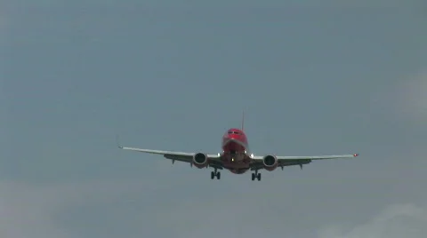 A jetliner landing Vídeo Stock 267938