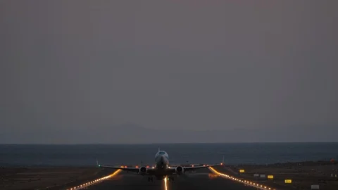 Jetliner taking off in the dusk Video stock 115550930
