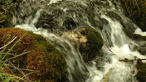 Jets of the mountain river on the rocks Vídeos de archivo 160947706
