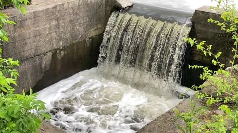 Jets of water pour into slowmo. artificial dam, water drains Video stock 154476254