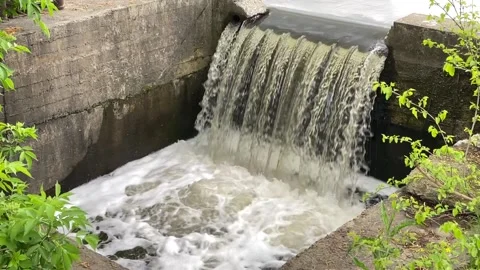 Jets of water pour into slowmo. artificial dam, water drains Stockbeeldmateriaal 156509290