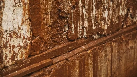 Jets of water run down a rusty muddy wall when it rains. Vídeo Stock 341458906
