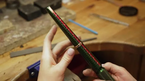 Jeweler checking ring size with measuring mandrel. Vidéo 328095143