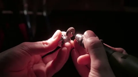 Jewelry work. Processing of silver ring. Close-Up. 4K UHD Vidéo 71280648