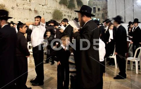 Jewish men at the Wailing wall Stock Photos