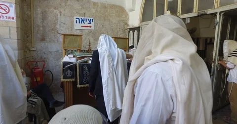 Jewish prayer in synagogue Video stock 96004134