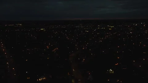 Jib down of a beautiful town at night with some traffic driving over the road Vidéo 309960723