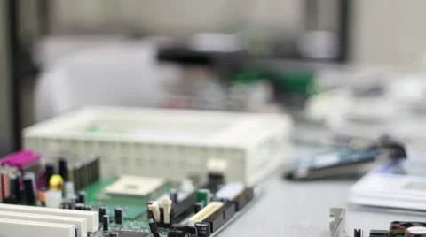 Jib down computer parts spread on table Vídeo Stock 10716344