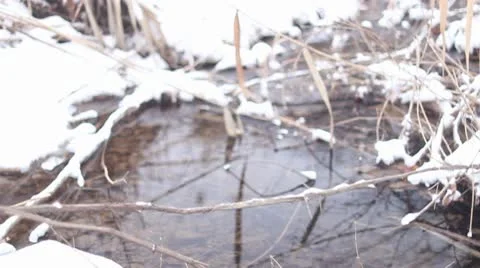 Jib down of creek in winter with snow 動画素材 10726381