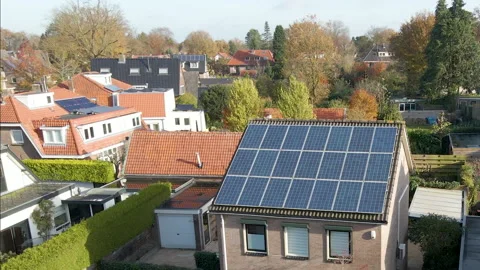 Jib down of small detached house with a rooftop filled with solar panels Stock-Footage 165580716