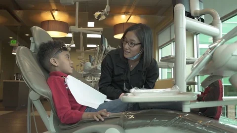 Jib shot of a boy at a dentistry 動画素材 76533466