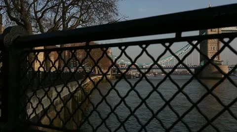 Jib up to Tower Bridge WS 1 스톡 동영상 22015844
