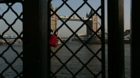 Jib up to Tower Bridge WS 2 스톡 동영상 22015731