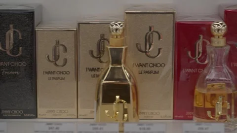 Jimmy Choo perfume on store shelf. Minsk, Belarus - May 29, 2026 Vidéo 336665424