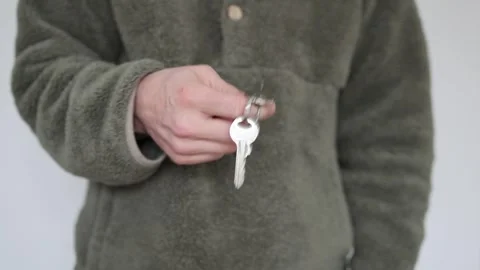 Jingling keychain in the hands Vídeos de archivo 345727197