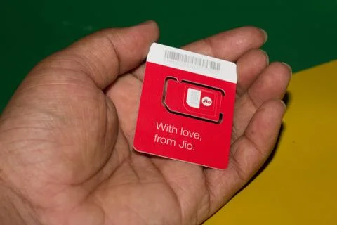 Jio SIM cards in hand with every JioFi or 4G smartphone Foto stock