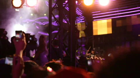 Jm1041-Peeking Through The Crowd Stock-Footage 752875