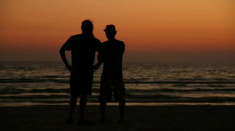 Jm1122-Man Observing Dusk Beach Stockbeeldmateriaal 876638