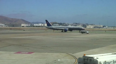Jm595-Airplane Runways Video stock 145839