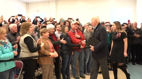 Joe Biden greets voters while campaigning. Vidéo 144121487