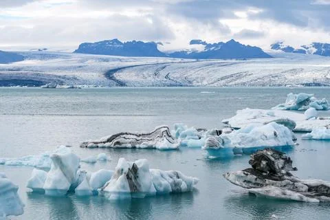 Joekulsar lagoon with icebergs  and eroding glacier in Iceland Foto stock