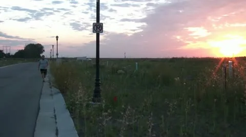 Jogger Runs at Sunset Vidéo 12591277