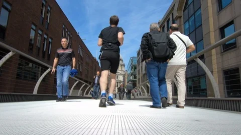 Jogger runs through crowd of tourists to St Paul's Cathedral on sunny day 스톡 동영상 89935943