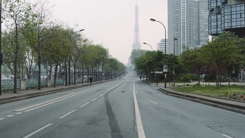 Joggers on deserted road to Eiffel tower during coronavirus lockdown in Paris 4K 스톡 동영상 128385398