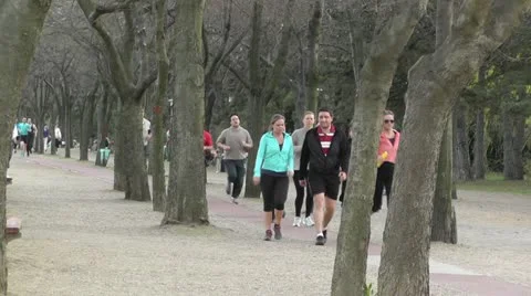 Joggers in a Park native 60 fps slow motion Видео 10867412