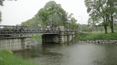 Joggers running over a bridge 1013 Vidéo 50562011